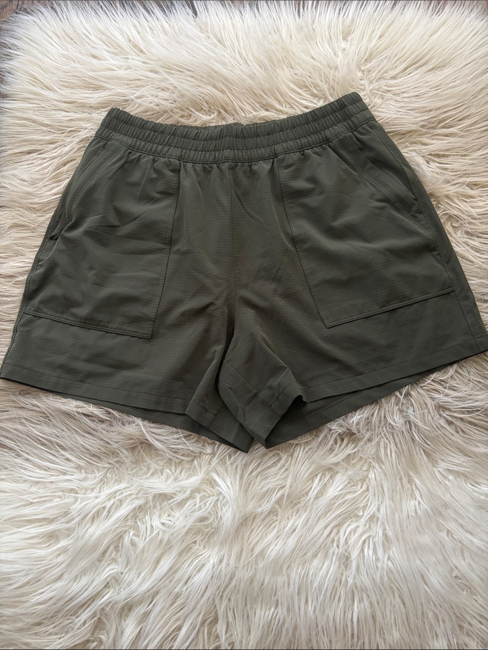Athleta Boundless shorts sz Medium